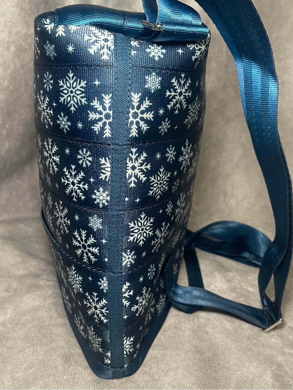 Harvey’s seatbelt snowflake streamline backpack indigo blue w/white - Picture 4 of 8